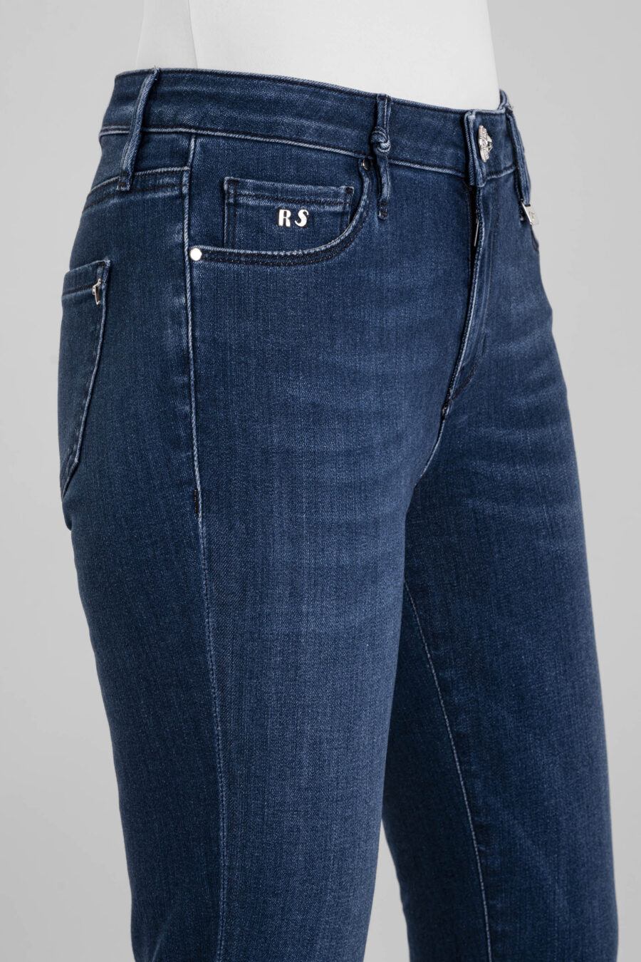 BIANCA CAPRI SKINNY JEANS IN MEDIUM BLUE STRETCH DENIM - Image 9