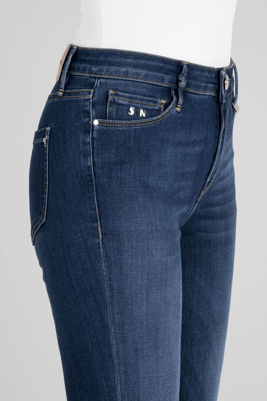 JEANS BIANCA FLARE CUT FLARE IN DENIM STRETCH BLU MEDIO - immagine 8