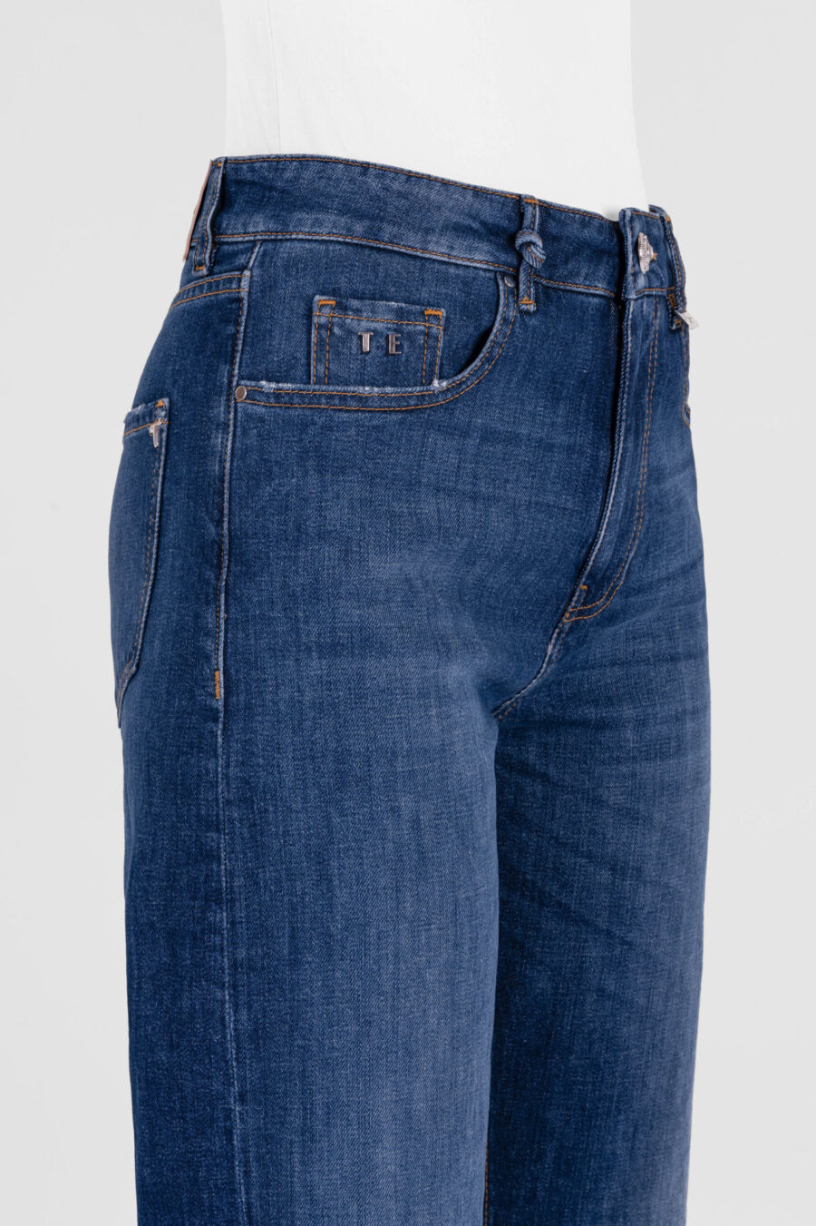 MONICA MUM JEANS IN MEDIUM BLUE DENIM - Image 7